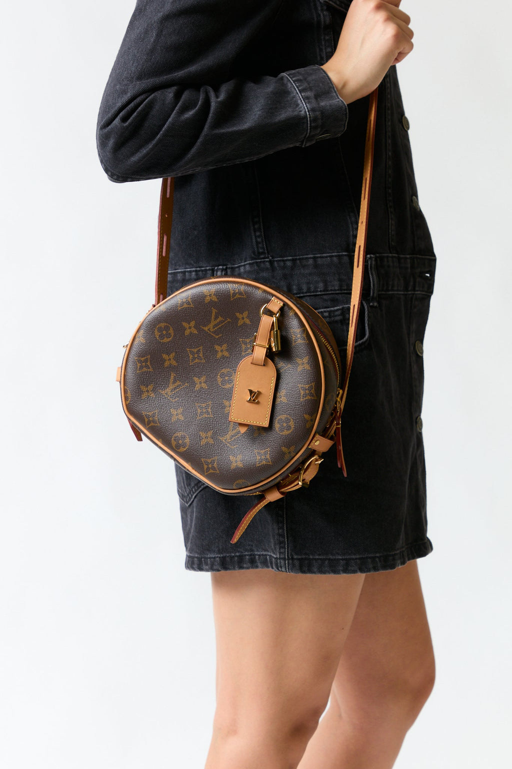 mujer vistiendo producto café LV, estilo urbano en estudio