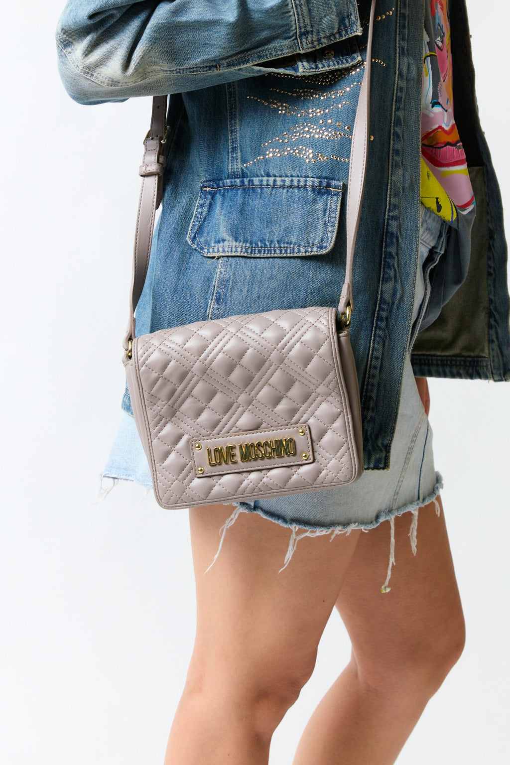 mujer vistiendo producto beige Moschino, estilo urbano en estudio