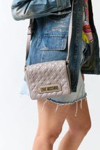 mujer vistiendo producto beige Moschino, estilo urbano en estudio