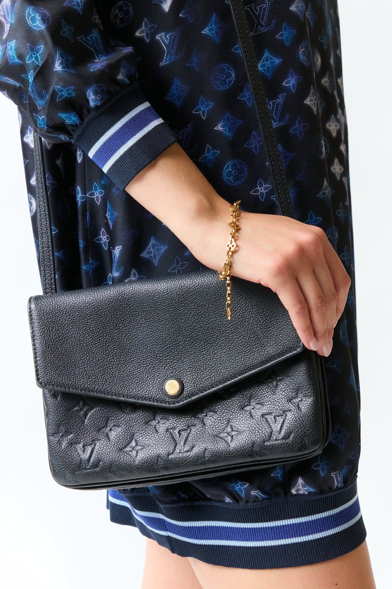 mujer vistiendo producto negro LV, estilo urbano en estudio