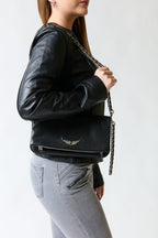 mujer vistiendo producto negro Zadig & Voltaire, estilo urbano en estudio