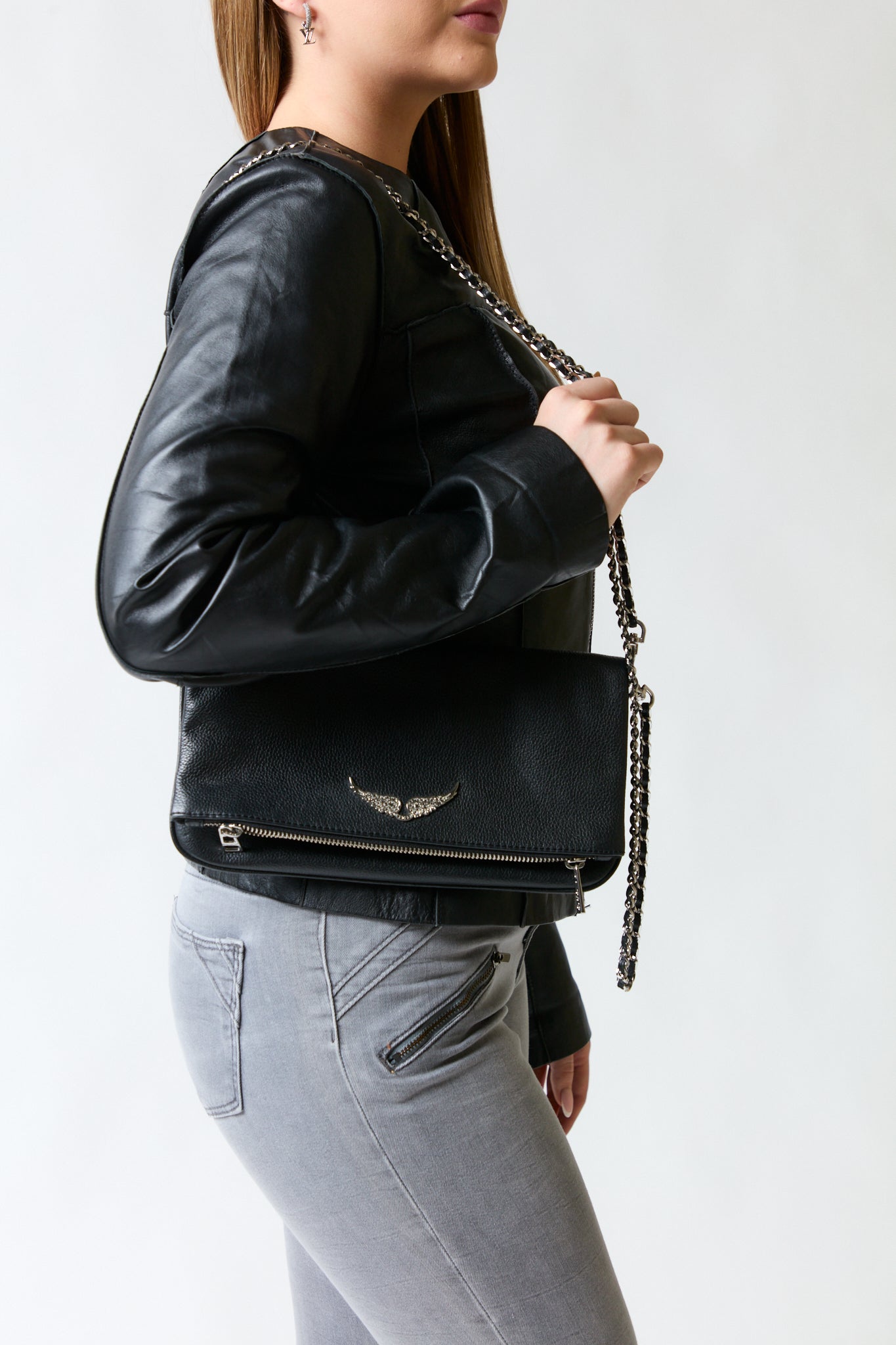 mujer vistiendo producto negro Zadig & Voltaire, estilo urbano en estudio