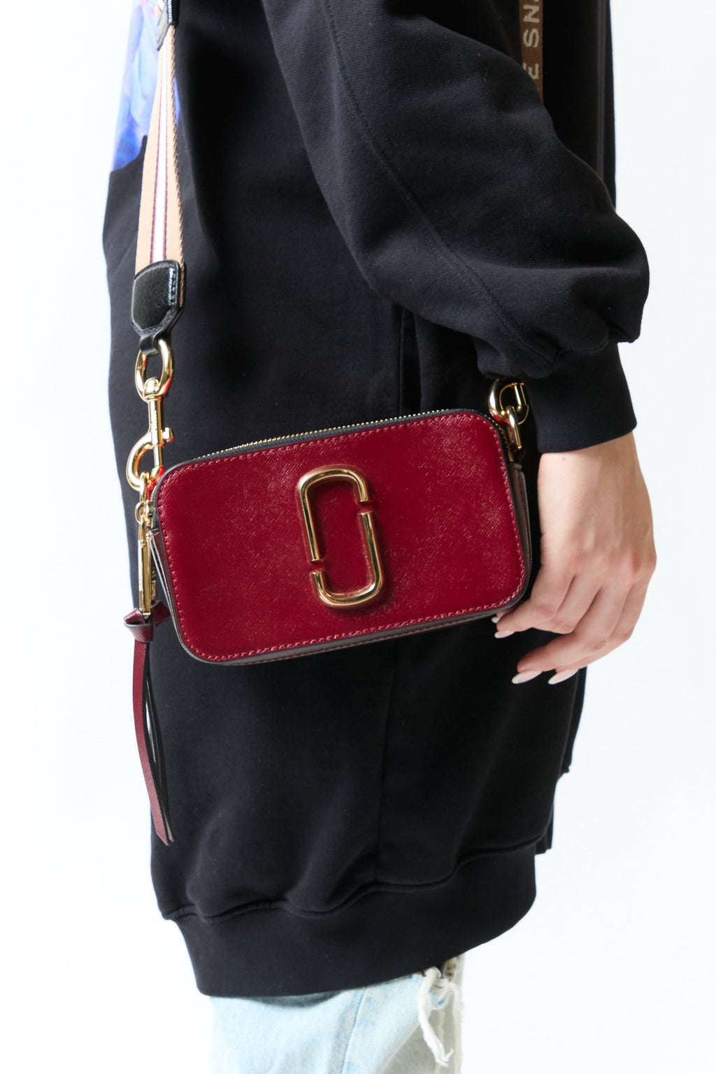 mujer vistiendo producto Marc Jacobs, estilo urbano en estudio