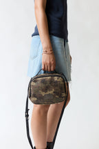 mujer vistiendo producto Prüne, estilo urbano en estudio