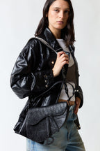 mujer vistiendo producto negro Christian Dior, estilo urbano en estudio