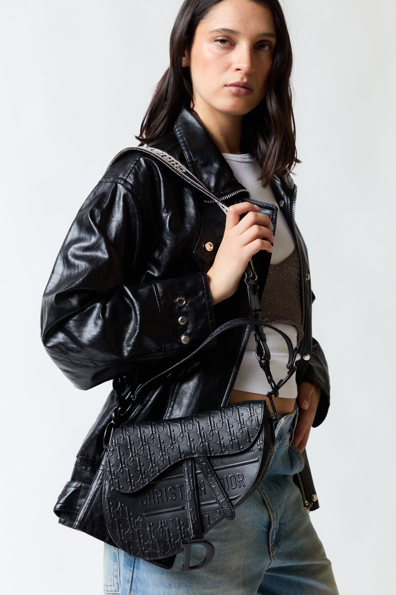 mujer vistiendo producto negro Christian Dior, estilo urbano en estudio