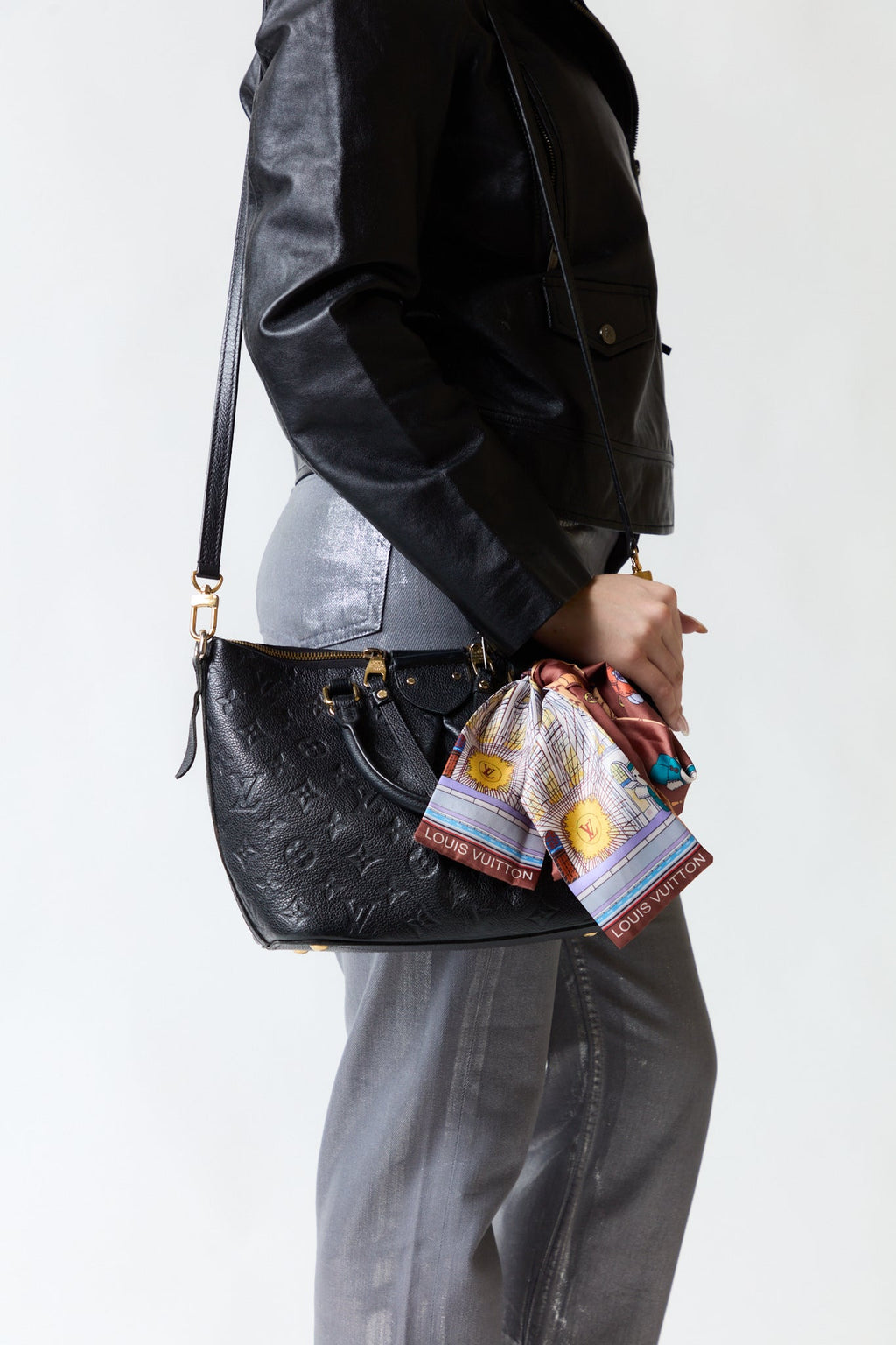 mujer vistiendo producto negro LV, estilo urbano en estudio