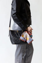 mujer vistiendo producto negro LV, estilo urbano en estudio