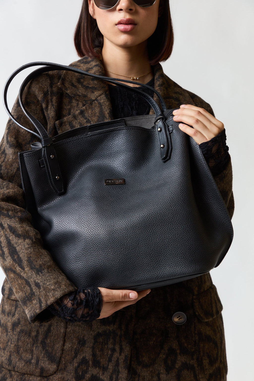 mujer vistiendo producto negro Privilege, estilo urbano en estudio