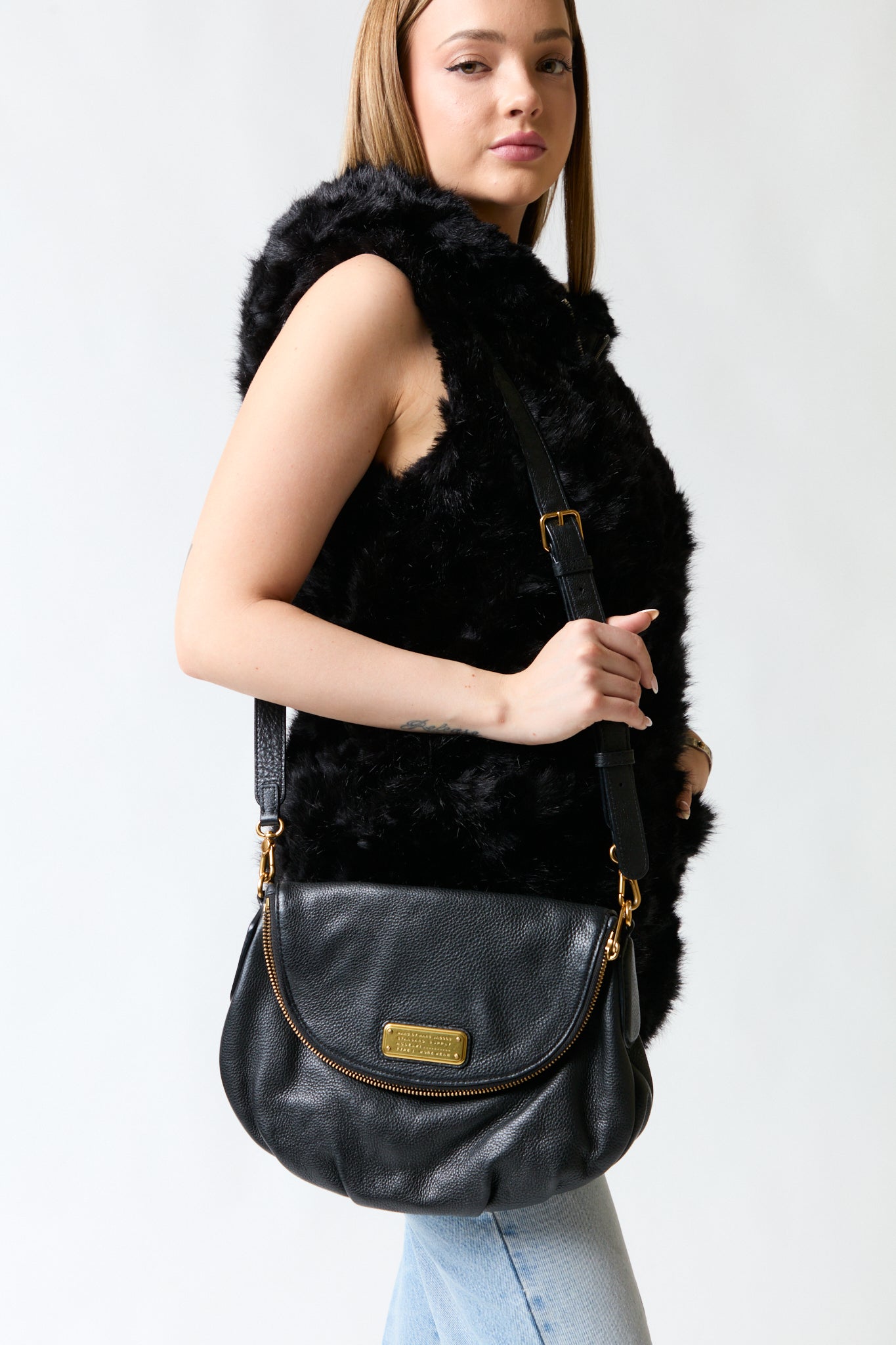 mujer vistiendo producto negro Marc Jacobs, estilo urbano en estudio