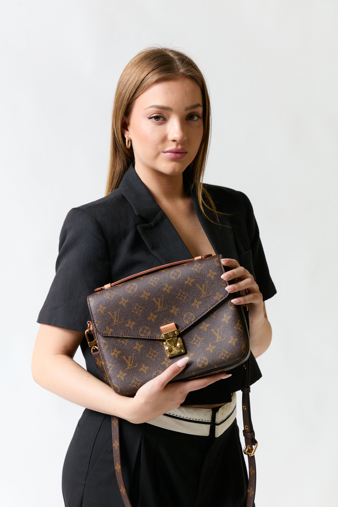 mujer vistiendo producto café LV, estilo urbano en estudio