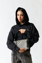 mujer vistiendo producto gris LV, estilo urbano en estudio