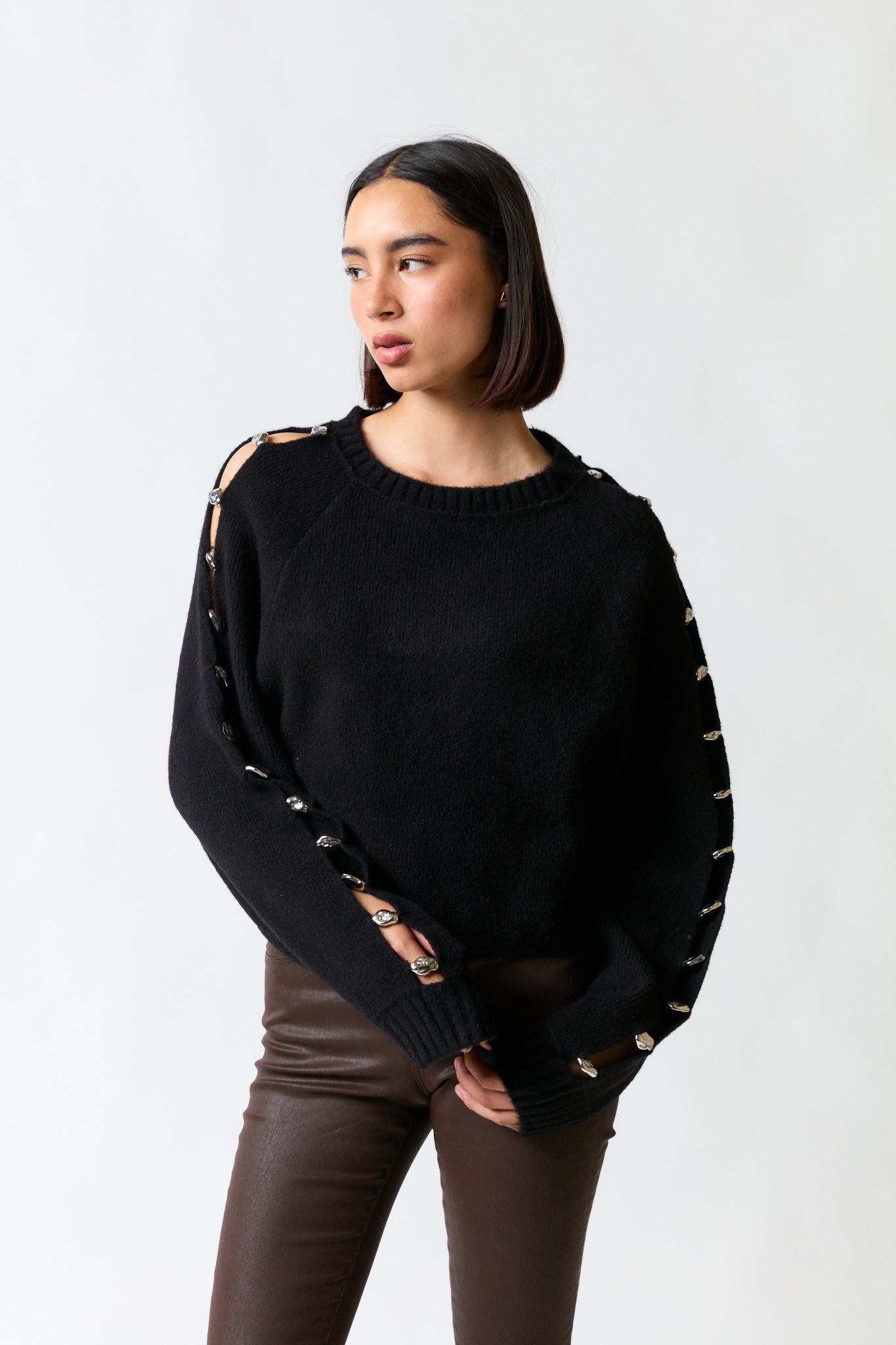 mujer vistiendo chaleco corto negro Zara, estilo urbano en estudio