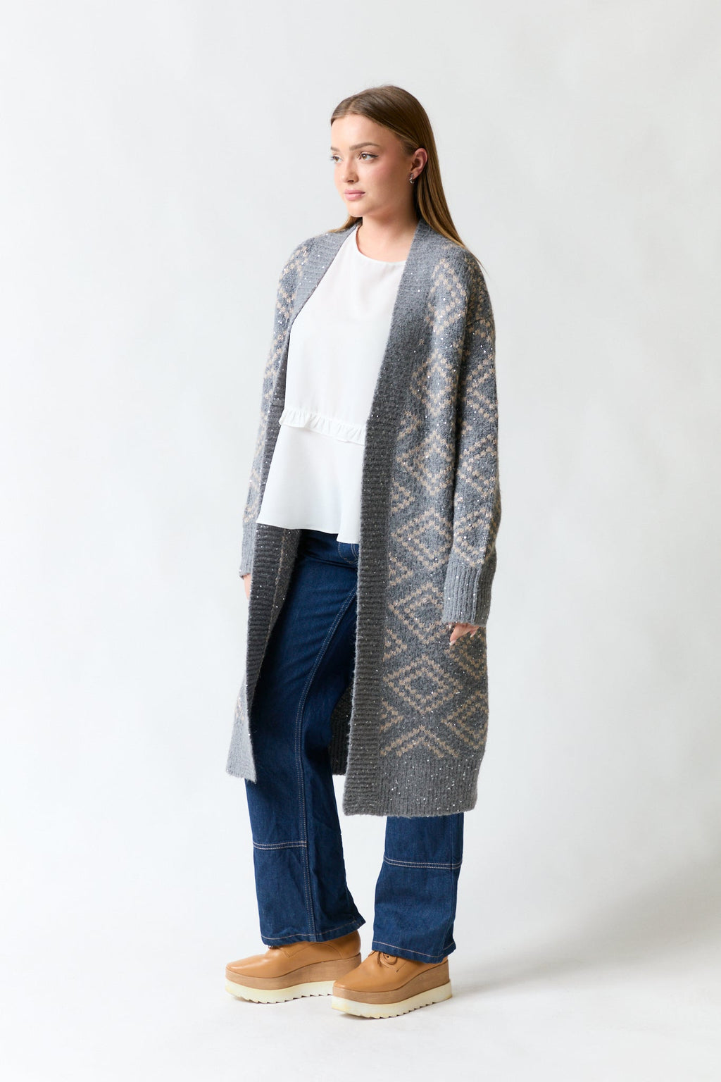 mujer vistiendo chaleco gris Cecilia Bolocco, estilo urbano en estudio