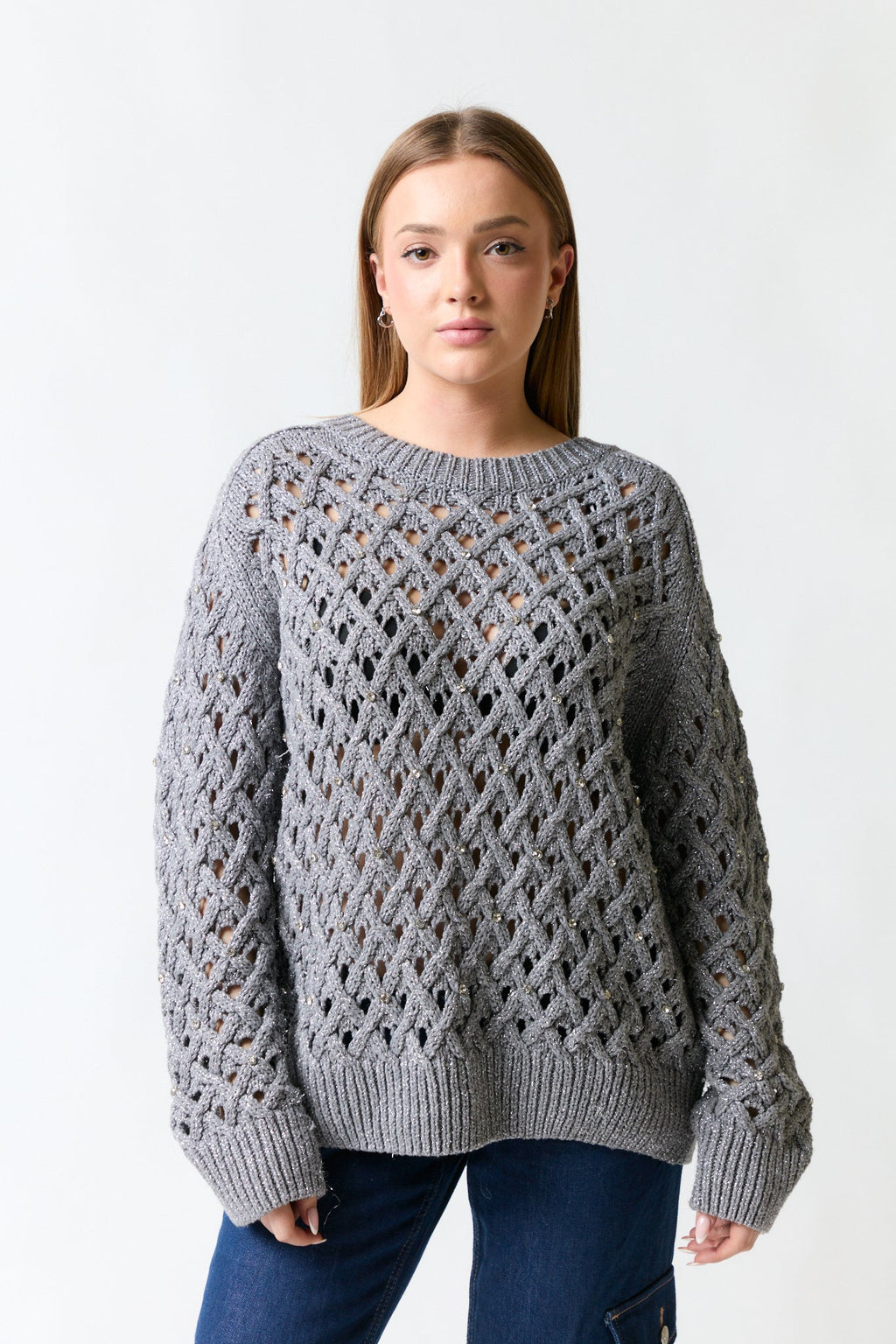 mujer vistiendo chaleco gris Zara, estilo urbano en estudio