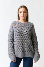 mujer vistiendo chaleco gris Zara, estilo urbano en estudio