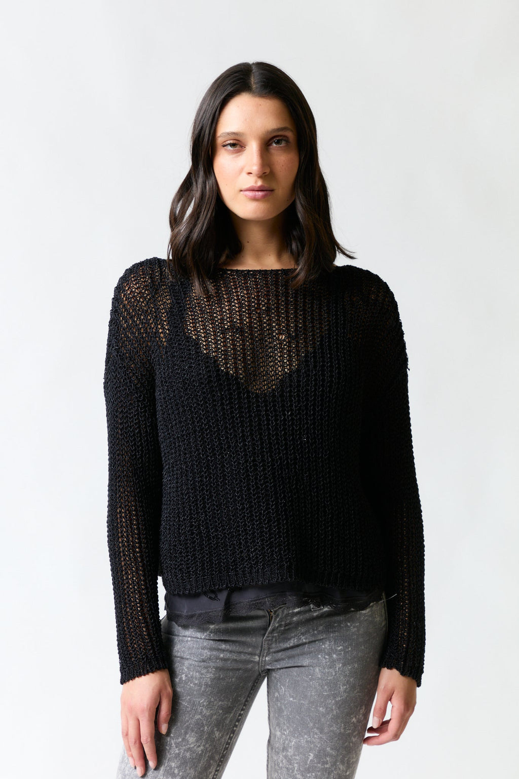 mujer vistiendo chaleco negro Zara, estilo urbano en estudio