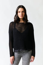 mujer vistiendo chaleco negro Zara, estilo urbano en estudio