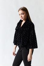 mujer vistiendo chaleco negro Forever, estilo urbano en estudio