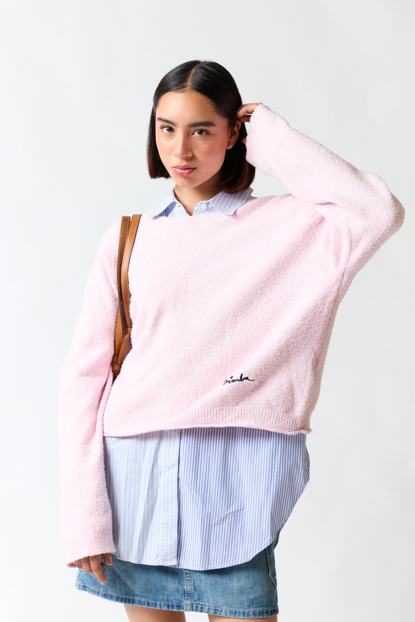 mujer vistiendo chaleco rosado Bimba y Lola, estilo urbano en estudio