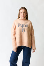 mujer vistiendo chaleco rosado Rapsodia, estilo urbano en estudio