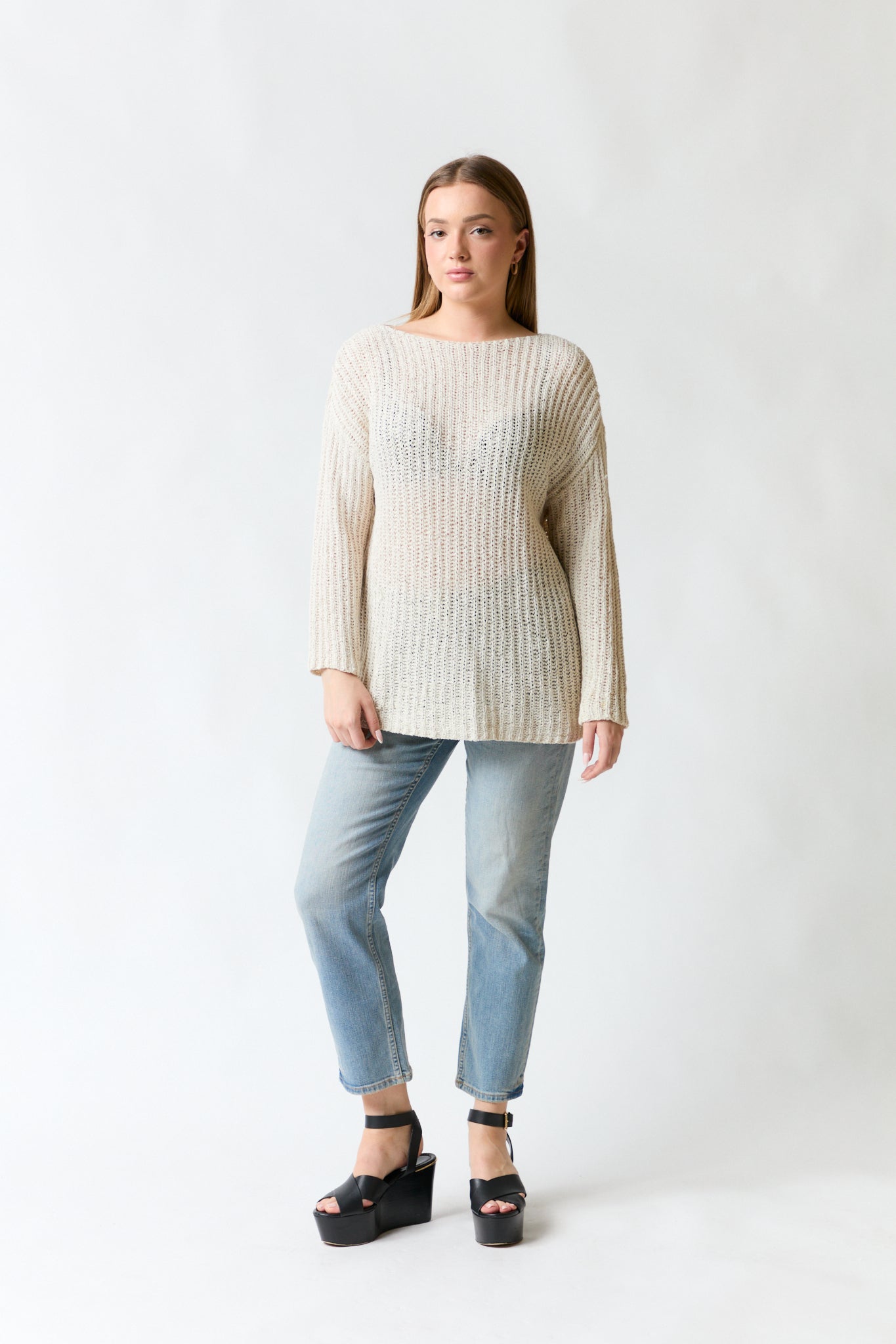 mujer vistiendo chaleco blanco Zara, estilo urbano en estudio