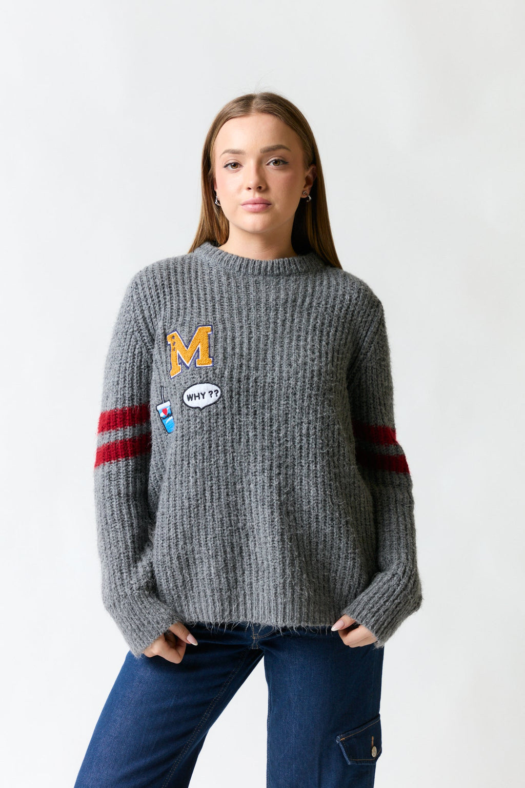 mujer vistiendo chaleco gris Mango, estilo urbano en estudio