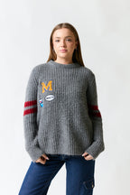 mujer vistiendo chaleco gris Mango, estilo urbano en estudio