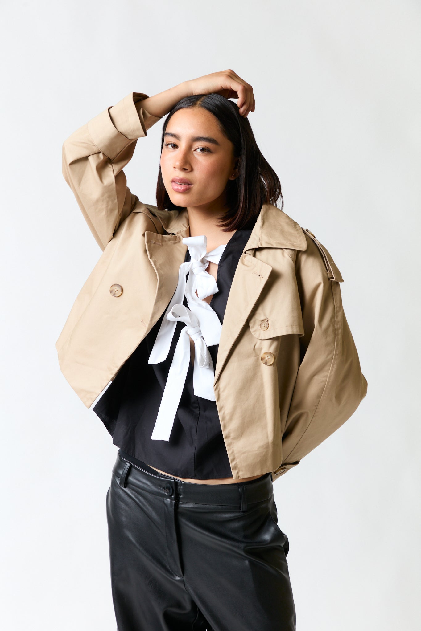 mujer vistiendo chaqueta beige Stradivarius, estilo urbano en estudio