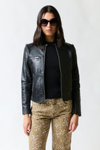 mujer vistiendo chaqueta negro Mango, estilo urbano en estudio