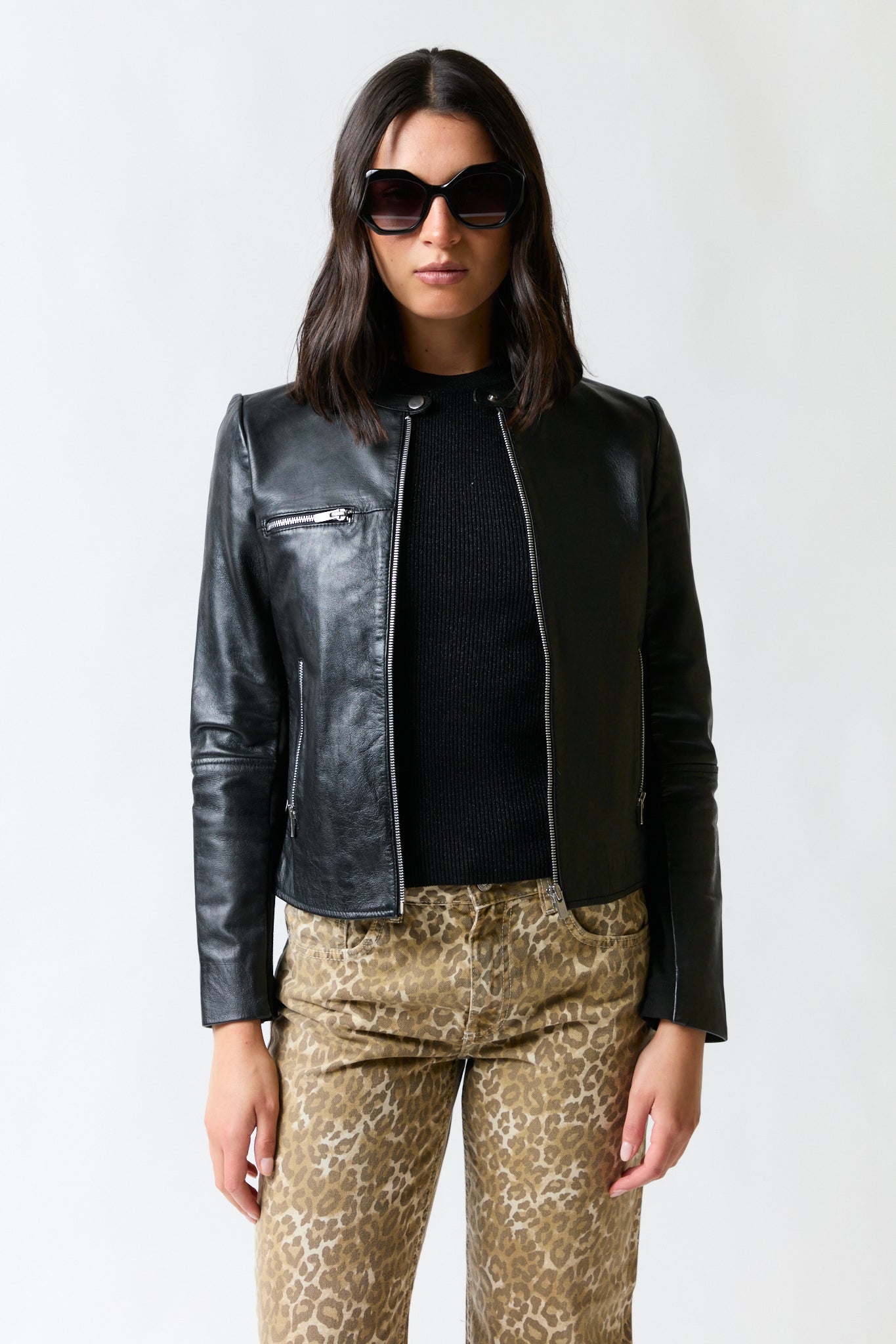 mujer vistiendo chaqueta negro Mango, estilo urbano en estudio