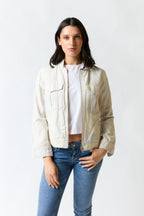 mujer vistiendo chaqueta blanco Zadig & Voltaire, estilo urbano en estudio