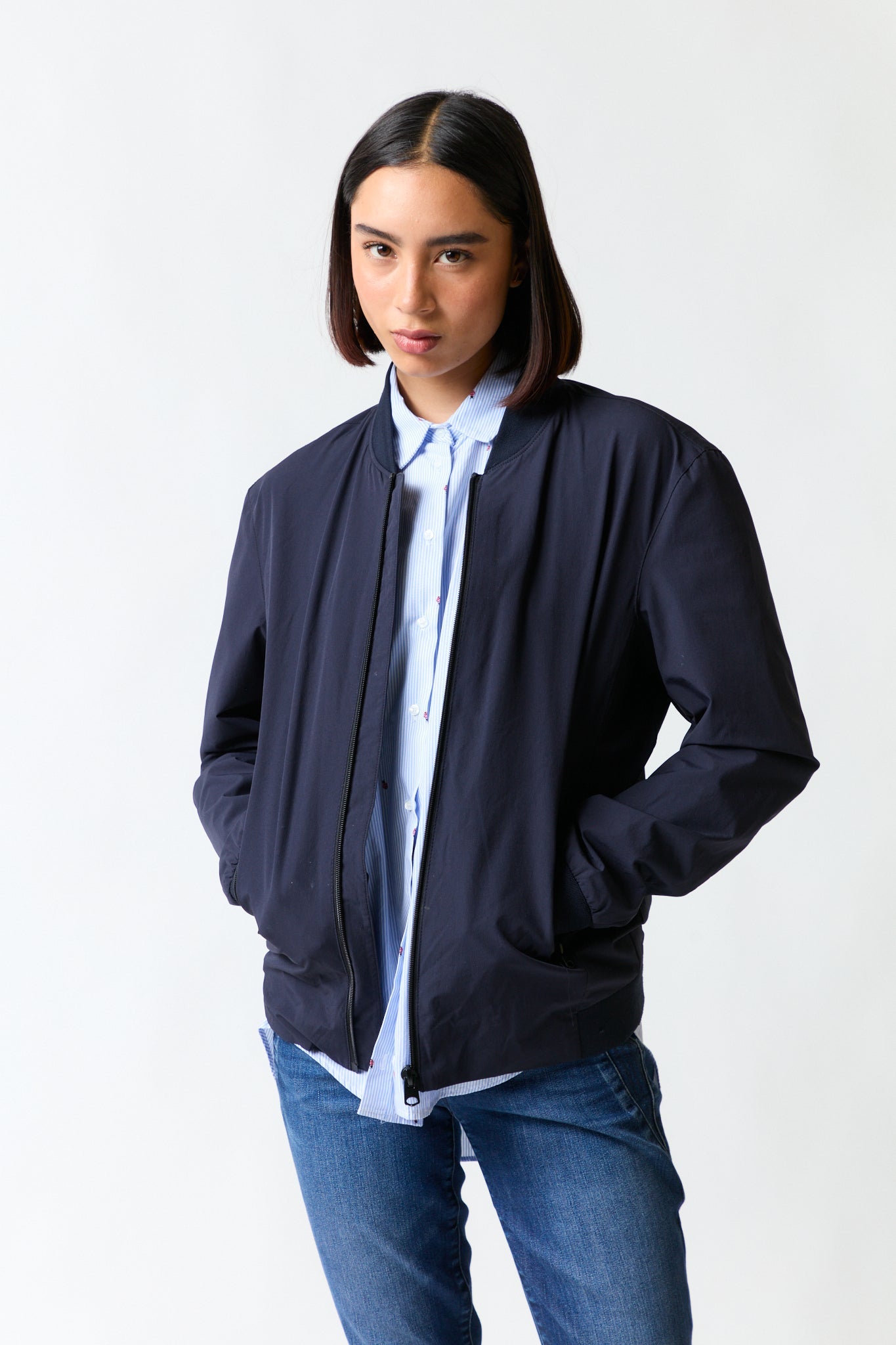 mujer vistiendo chaqueta azul Zara, estilo urbano en estudio