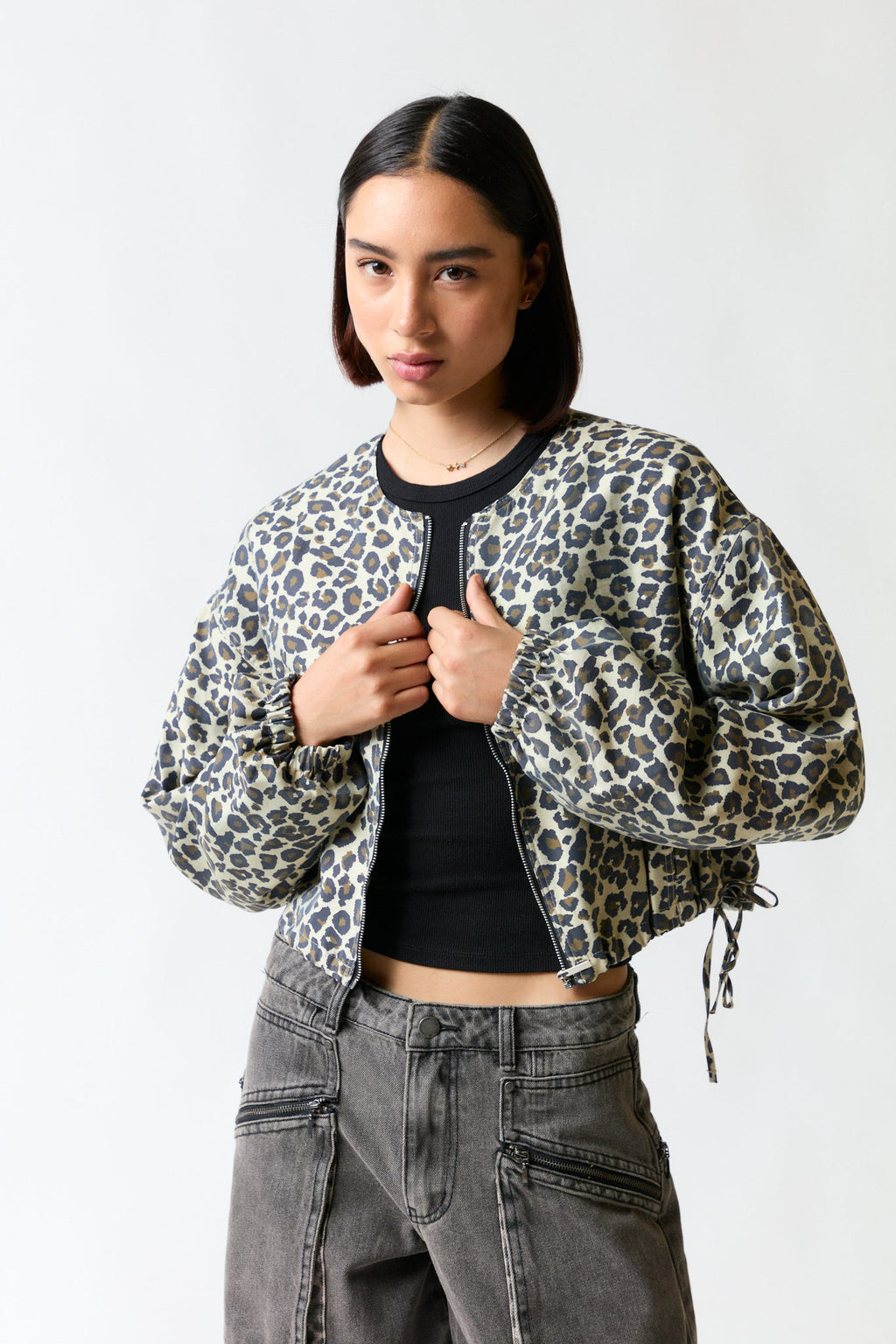 mujer vistiendo chaqueta Zara, estilo urbano en estudio