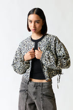 mujer vistiendo chaqueta Zara, estilo urbano en estudio