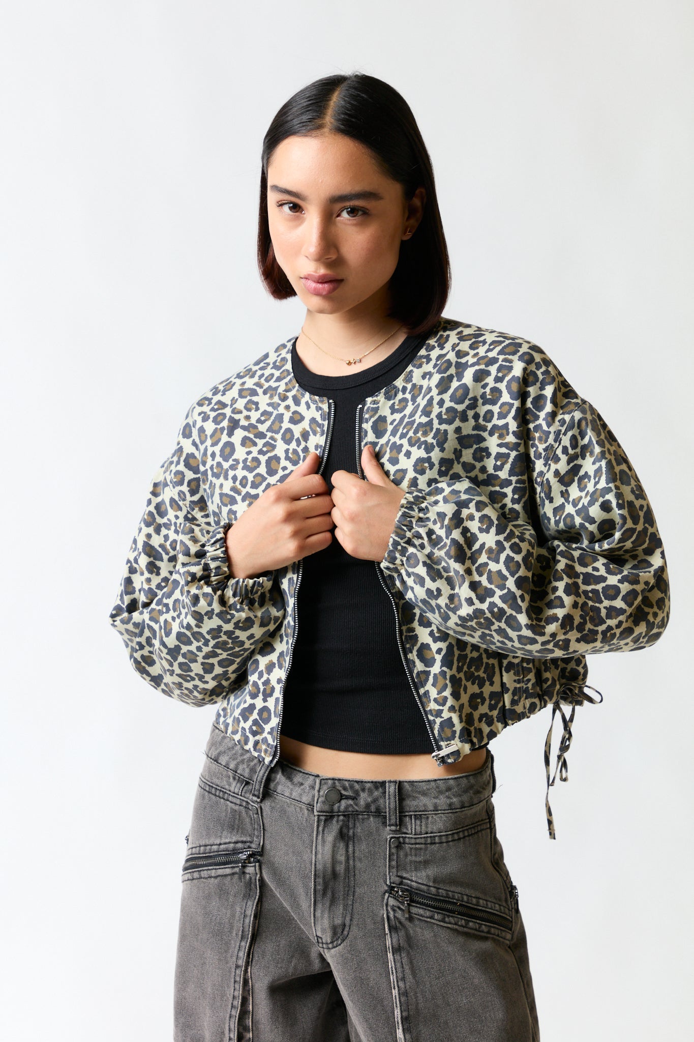 mujer vistiendo chaqueta Zara, estilo urbano en estudio