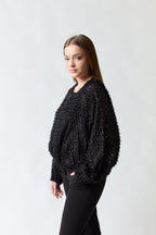 mujer vistiendo chaqueta negro Zara, estilo urbano en estudio