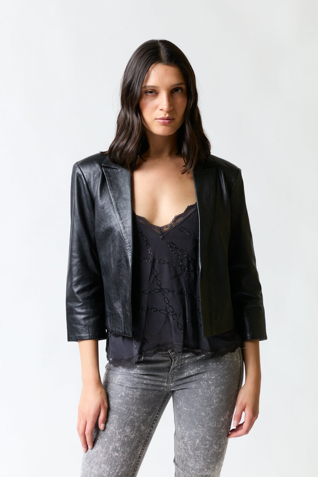 mujer vistiendo chaqueta negro BanoeeMee, estilo urbano en estudio