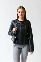 mujer vistiendo chaqueta negro Michael Kors, estilo urbano en estudio