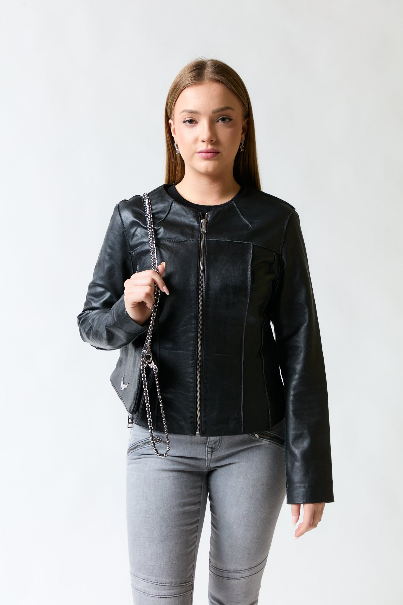 mujer vistiendo chaqueta negro Michael Kors, estilo urbano en estudio