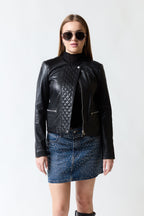 mujer vistiendo chaqueta negro Mango, estilo urbano en estudio