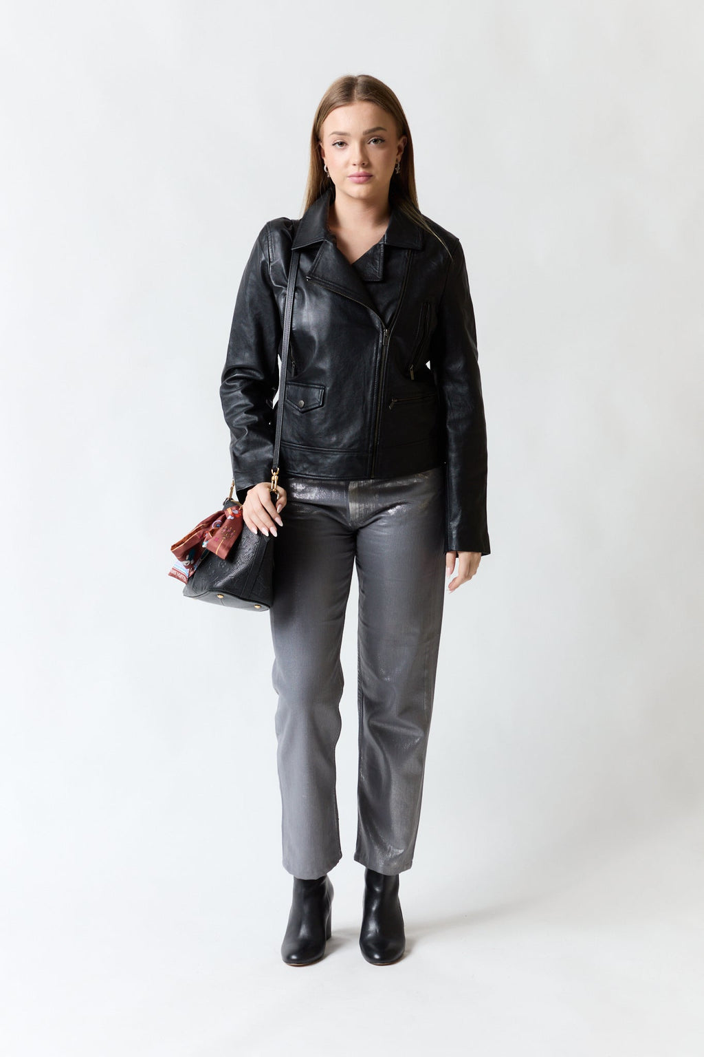 mujer vistiendo chaqueta negro Scalpers, estilo urbano en estudio