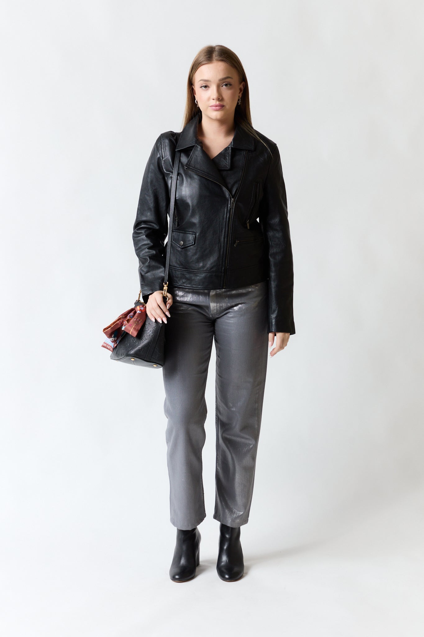 mujer vistiendo chaqueta negro Scalpers, estilo urbano en estudio