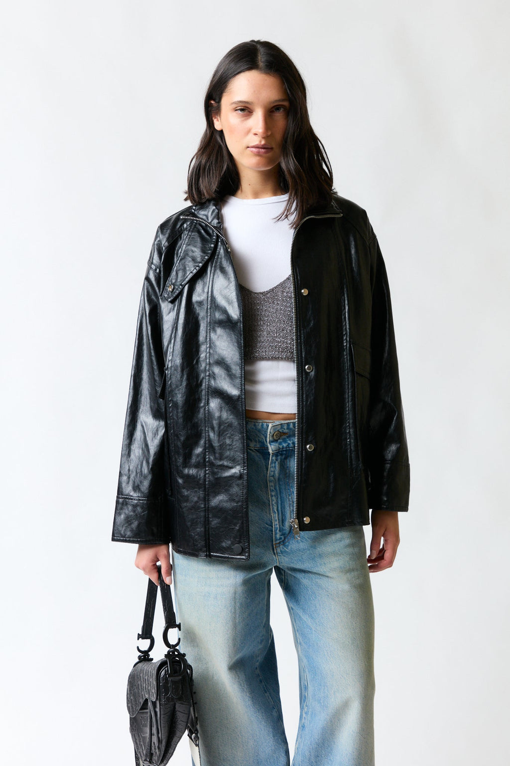 mujer vistiendo chaqueta cuero negro Zara, estilo urbano en estudio