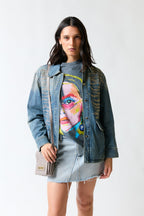mujer vistiendo chaqueta denim azul Cecilia Bolocco, estilo urbano en estudio