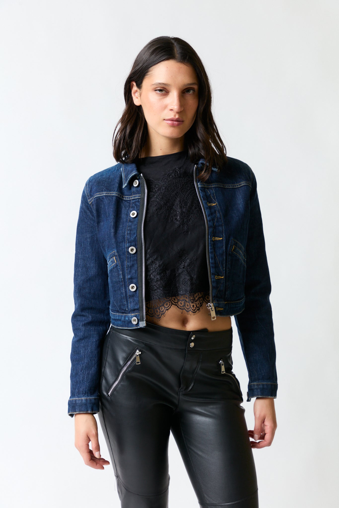 mujer vistiendo chaqueta denim azul Diesel, estilo urbano en estudio