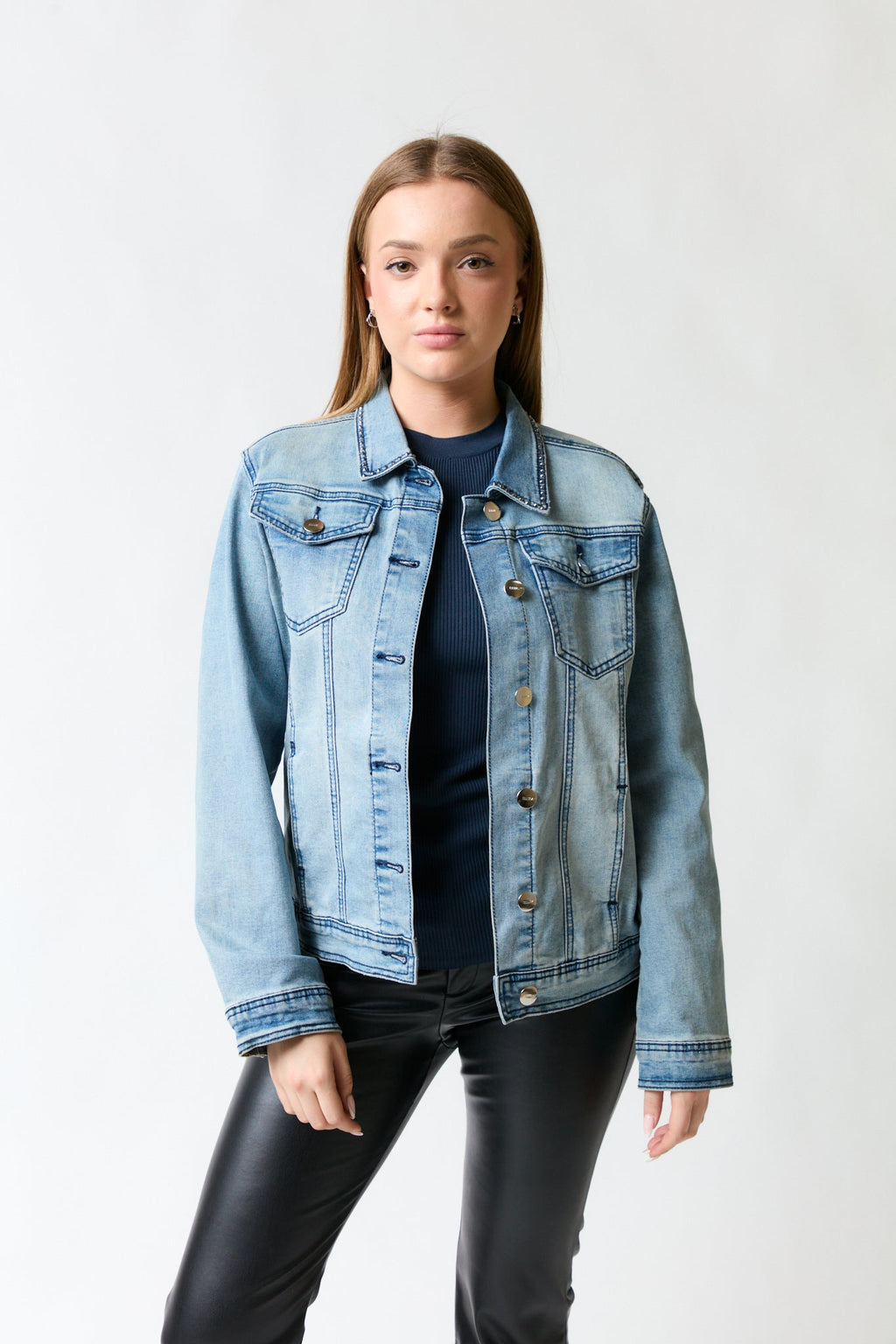 mujer vistiendo chaqueta denim azul Ellus, estilo urbano en estudio