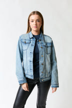 mujer vistiendo chaqueta denim azul Ellus, estilo urbano en estudio