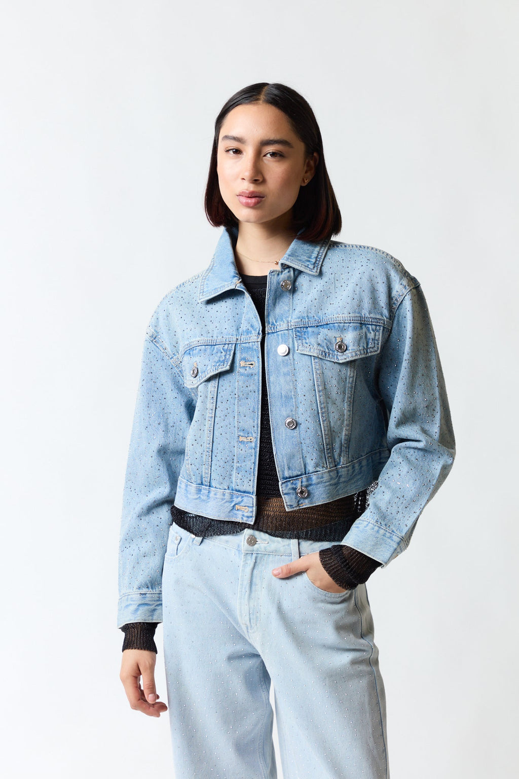mujer vistiendo chaqueta denim azul Stradivarius, estilo urbano en estudio