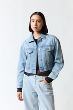 mujer vistiendo chaqueta denim azul Stradivarius, estilo urbano en estudio